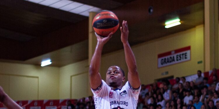 El Valencia Basket se lleva el primer Torneo Cidade de Vigo