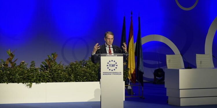 Caballero se despide de la FEMP: «La política local consiste en lanzar grandes proyectos y tener humildad»