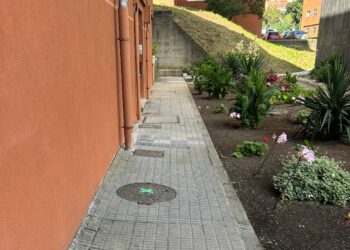 La burocracia deja un tramo de calle fuera de la humanización del entorno del centro de salud de Teis