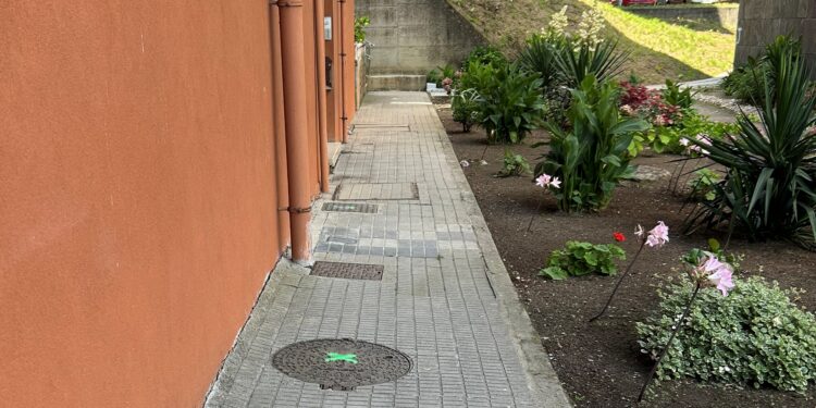La burocracia deja un tramo de calle fuera de la humanización del entorno del centro de salud de Teis
