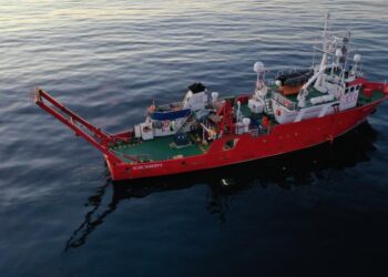 Una vecina de Cangas, empleada en un barco del CSIC, desaparece tras caer al mar en Alicante