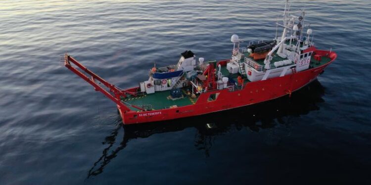 Una vecina de Cangas, empleada en un barco del CSIC, desaparece tras caer al mar en Alicante