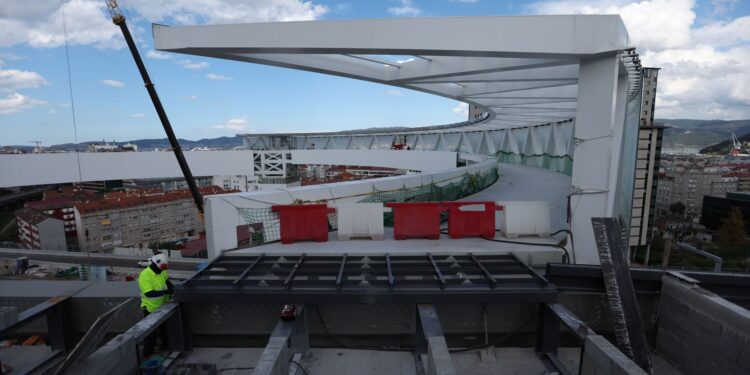 La conexión del Halo vigués con la plaza de Vialia es ya una cuestión de pocos centímetros