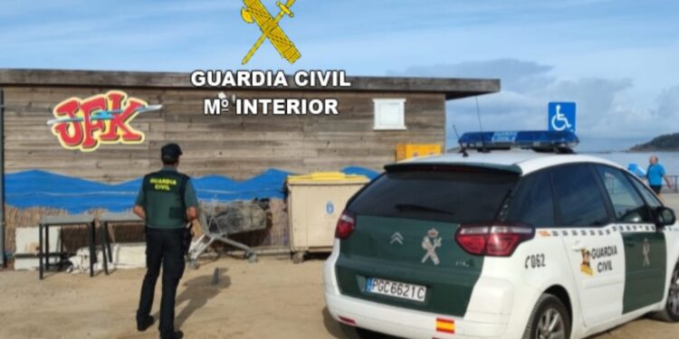 La Guardia Civil atribuye el incendio del chiringuito de Praia América a su anterior adjudicatario