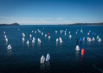 La flota de J80 del Mundial de Baiona se estrena con dos pruebas en las Cíes