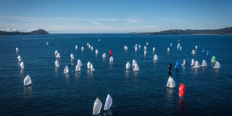 La flota de J80 del Mundial de Baiona se estrena con dos pruebas en las Cíes