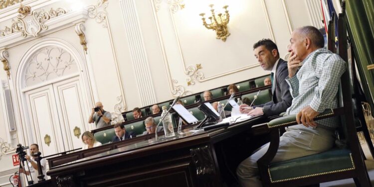 El PP evita que la Diputación de Pontevedra exija la dimisión del presidente de la Federación Galega de Fútbol