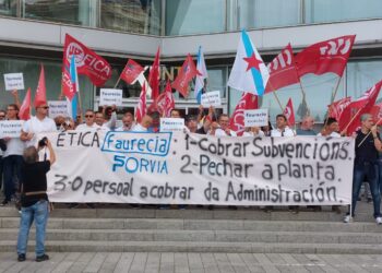 Trabajadores de la antigua filial de Faurecia en O Porriño se concentran ante la Xunta para pedir una solución