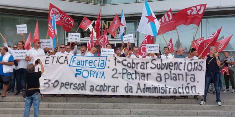 Trabajadores de la antigua filial de Faurecia en O Porriño se concentran ante la Xunta para pedir una solución