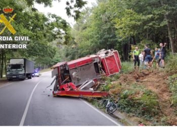 Hospitalizado con pronóstico reservado en Vigo un bombero forestal que volcó con un camión de extinción