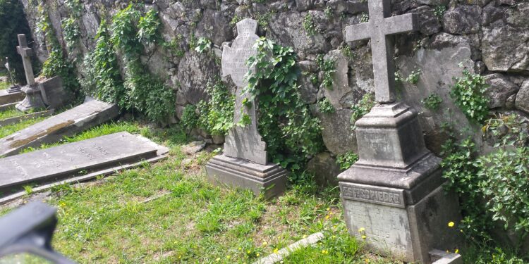 Las tumbas nazis del cementerio de Pereiró