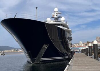 Vigo recibe al ‘Solandge’, un super yate de 150 millones de euros que navega de cine