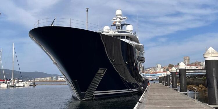 Vigo recibe al ‘Solandge’, un super yate de 150 millones de euros que navega de cine