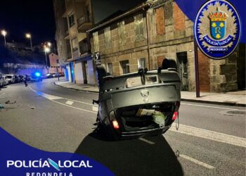 Aparatoso accidente en Chapela: da positivo tras chocar con seis vehículos aparcados y volcar