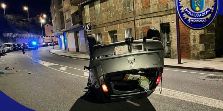 Aparatoso accidente en Chapela: da positivo tras chocar con seis vehículos aparcados y volcar