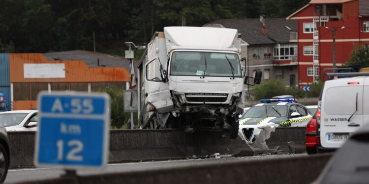 Un camión se sube a la mediana de la A-55 en Mos y causa retenciones kilométricas