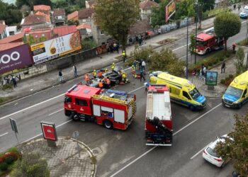 Un árbol cae sobre un vehículo en marcha en la Gran Vía de Vigo