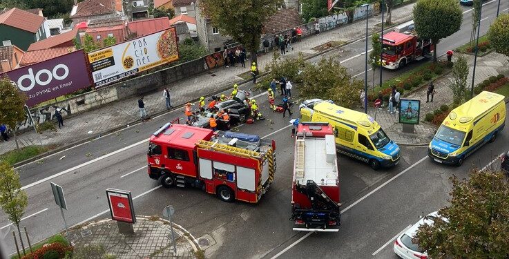 Un árbol cae sobre un vehículo en marcha en la Gran Vía de Vigo