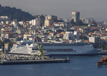 El puerto de Vigo se ‘ensancha’ para acoger cinco cruceros, recibidos con alfombra roja, lanzaderas y ‘village’