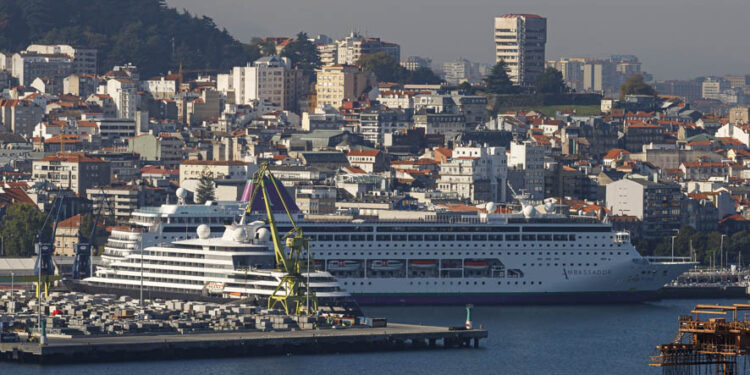 El puerto de Vigo se ‘ensancha’ para acoger cinco cruceros, recibidos con alfombra roja, lanzaderas y ‘village’