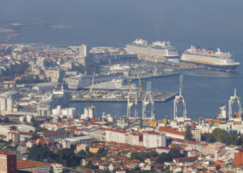 El puerto de Vigo se ‘ensancha’ para acoger cinco cruceros, recibidos con alfombra roja, lanzaderas y ‘village’