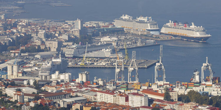 El puerto de Vigo se ‘ensancha’ para acoger cinco cruceros, recibidos con alfombra roja, lanzaderas y ‘village’