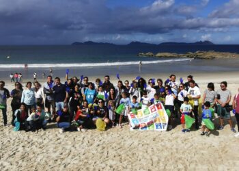 Éxito de participación en la recogida de residuos contra la ‘Basuraleza’ en la playa de Samil