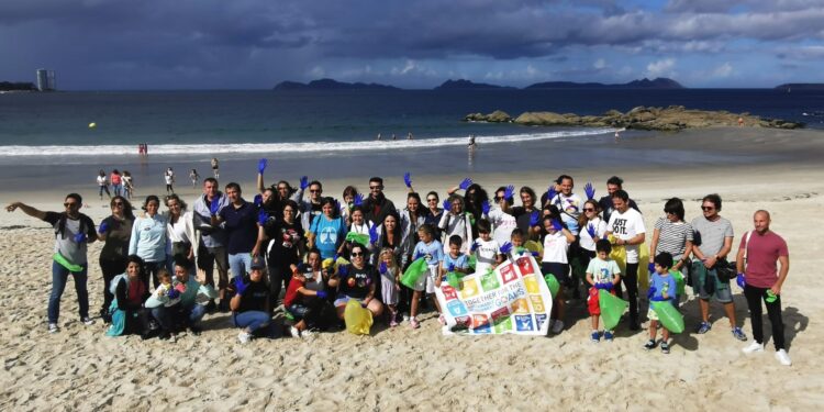 Éxito de participación en la recogida de residuos contra la ‘Basuraleza’ en la playa de Samil