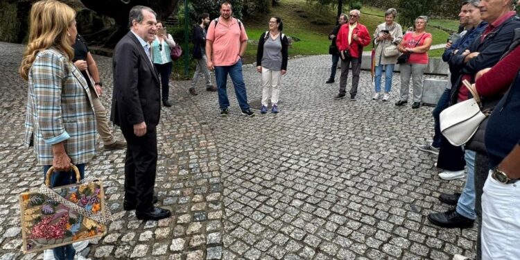 Éxito de las visitas guiadas gratuitas a las galerías de O Castro: sin plazas para septiembre