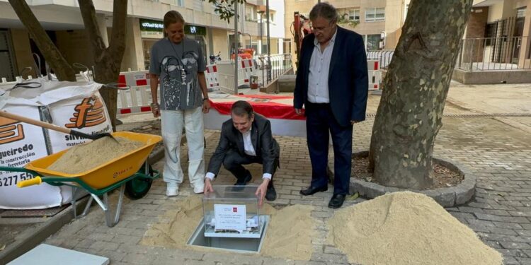 Comienza la reforma de la céntrica plaza de Calexón Balado, que conservará un árbol de gran porte
