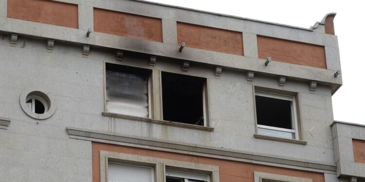 Una joven viguesa se enfrenta a 5 años de prisión por incendiar su casa con su madre y la pareja de ella dentro