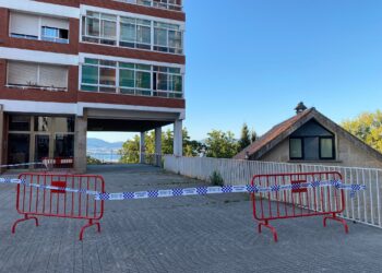 Acordonan el acceso a un edificio de Coia por la caída de cascotes sobre el tejado de una casa