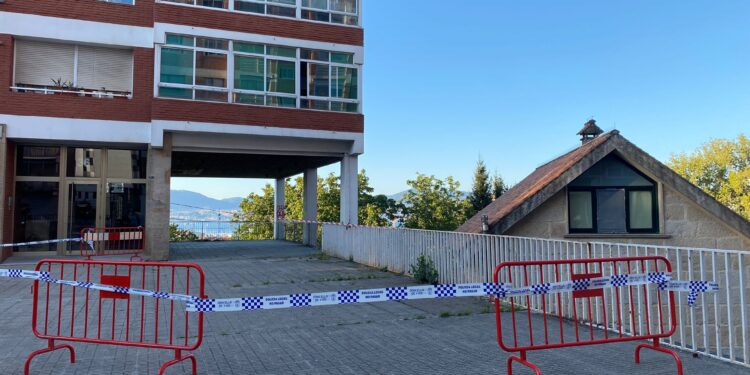 Acordonan el acceso a un edificio de Coia por la caída de cascotes sobre el tejado de una casa