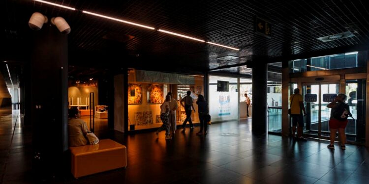 Detenido un joven en Vigo tras romper la puerta de acceso a un centro comercial