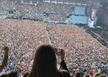 El gobierno de Vigo sobre el pleno por el patrocinio de Guns N’ Roses: «Echábamos de menos la petición»