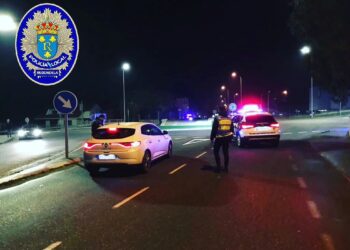 La Policía Local localiza a un conductor ebrio durmiendo en el arcén de una carretera nacional junto a su motocicleta