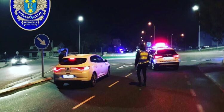 La Policía Local localiza a un conductor ebrio durmiendo en el arcén de una carretera nacional junto a su motocicleta