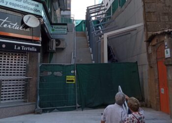 En rúa Talude suspiran por su escalera mecánica: «Es de coña, un edificio se hace en menos tiempo»