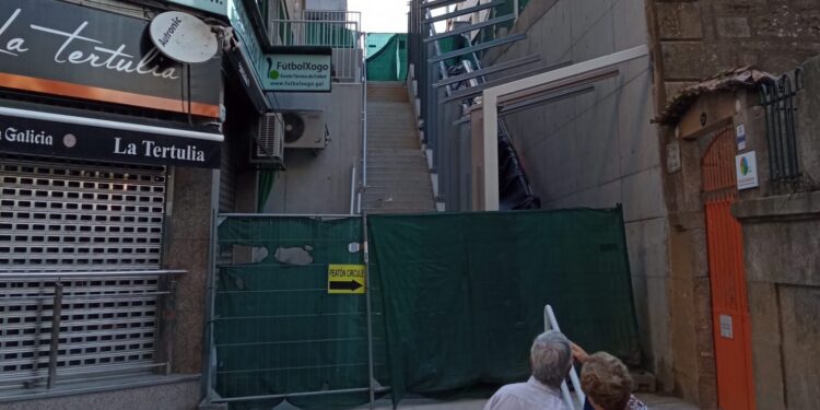 En rúa Talude suspiran por su escalera mecánica: «Es de coña, un edificio se hace en menos tiempo»