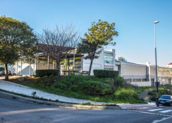 Vecinos de Teis denuncian que la piscina municipal sigue cerrada casi año y medio después del incendio