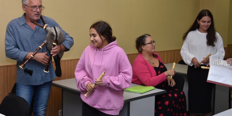 A Escola de Gaitas da provincia comeza o curso no Ifevi con 200 estudantes