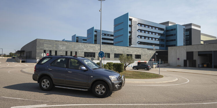 Personal de Urgencias del Cunqueiro rescata a una mujer que se escapó del hospital y se dirigía a la autovía