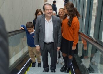 La Rúa Talude estrena al fin su escalera mecánica y gana color tras casi dos años de obras