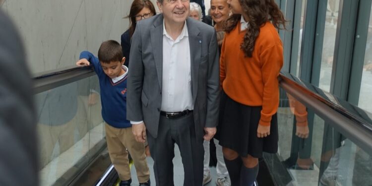 La Rúa Talude estrena al fin su escalera mecánica y gana color tras casi dos años de obras