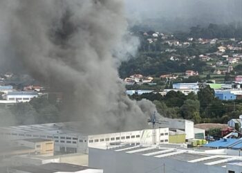 Un incendio arrasa una nave del punto limpio del Caramuxo en Vigo
