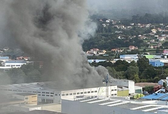 Un incendio arrasa una nave del punto limpio del Caramuxo en Vigo