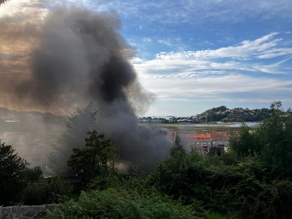 Declarado un virulento incendio en el vivero de Sabarís