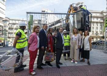 Vigo empieza a montar una Navidad con un árbol de 40,5 metros, nuevos adornos y “muchas sorpresas”