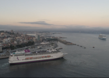 La quíntuple escala de cruceros en el puerto de Vigo, vista desde el aire a través de un dron