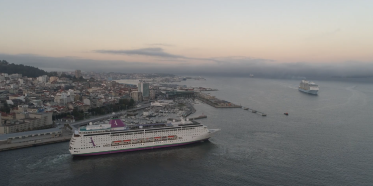 La quíntuple escala de cruceros en el puerto de Vigo, vista desde el aire a través de un dron